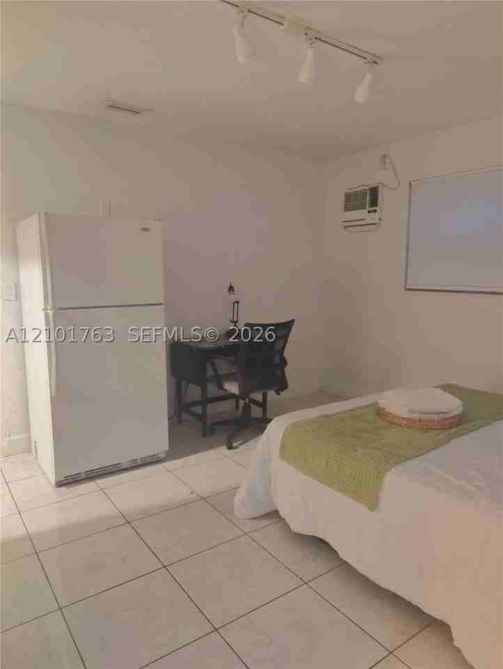 7121 Taft St #B - Photo 3 of 17
