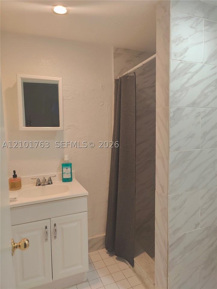 7121 Taft St #B - Photo 4 of 17
