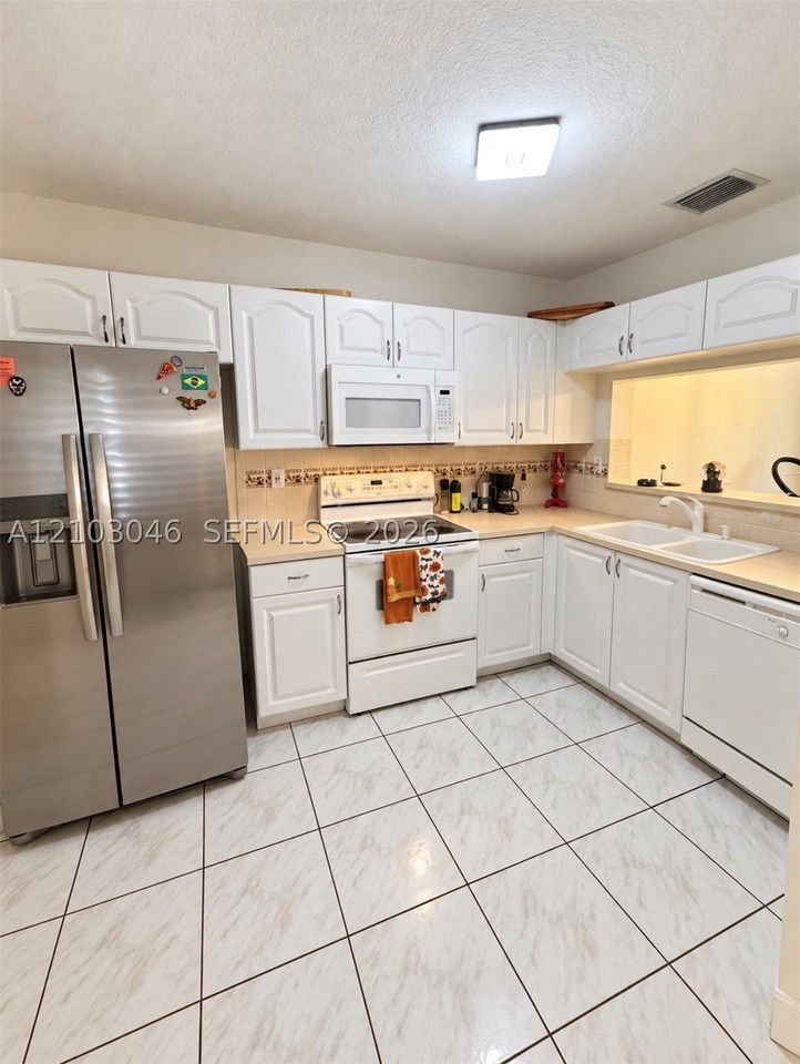 4826 Nw 116th Ave - Photo 5 of 26