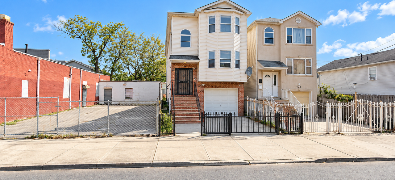 474 S 10th St #2 - Photo 2 of 2