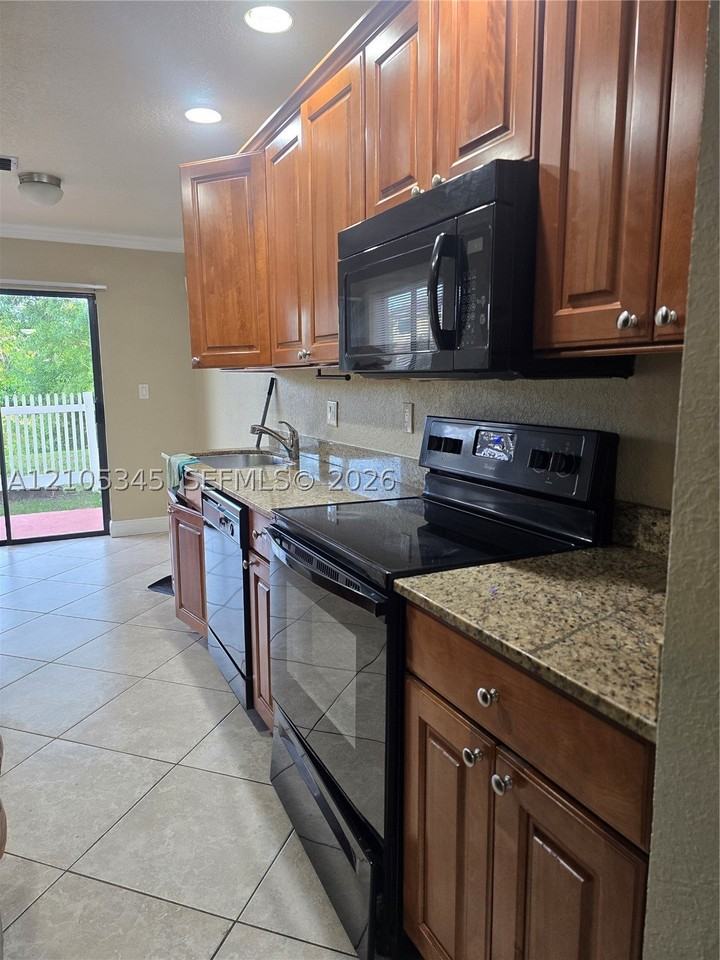 9015 Nw 38th Dr #9015 - Photo 3 of 7