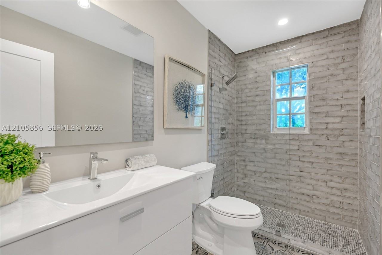 1045 Ne 84th St #0 - Photo 6 of 15