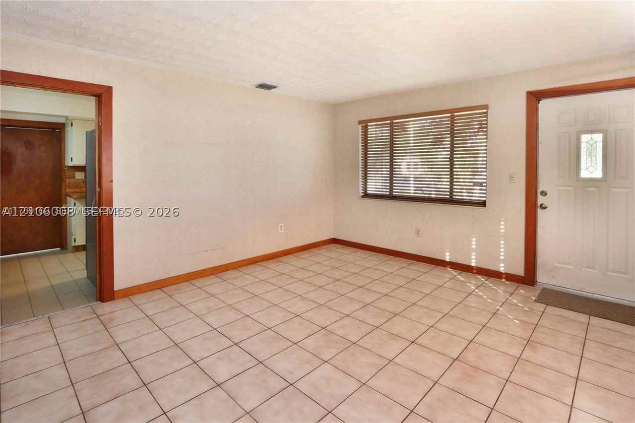 868 W 34th St - Photo 4 of 14