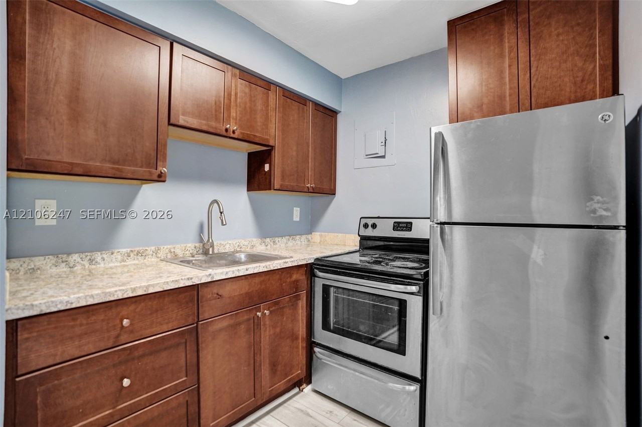 1037 N Victoria Park Rd #2 - Photo 6 of 26
