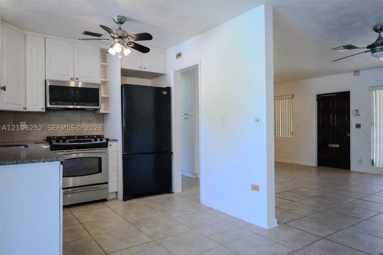225 E Ilex Dr - Photo 6 of 30