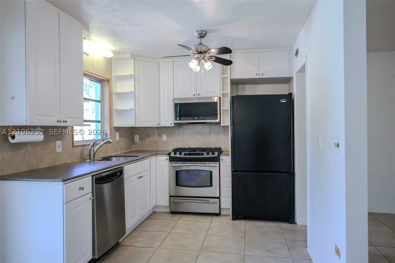 225 E Ilex Dr - Photo 7 of 30