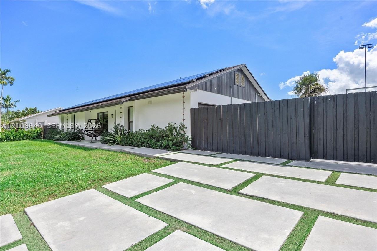 8840 Sw 181st Ter - Photo 3 of 34