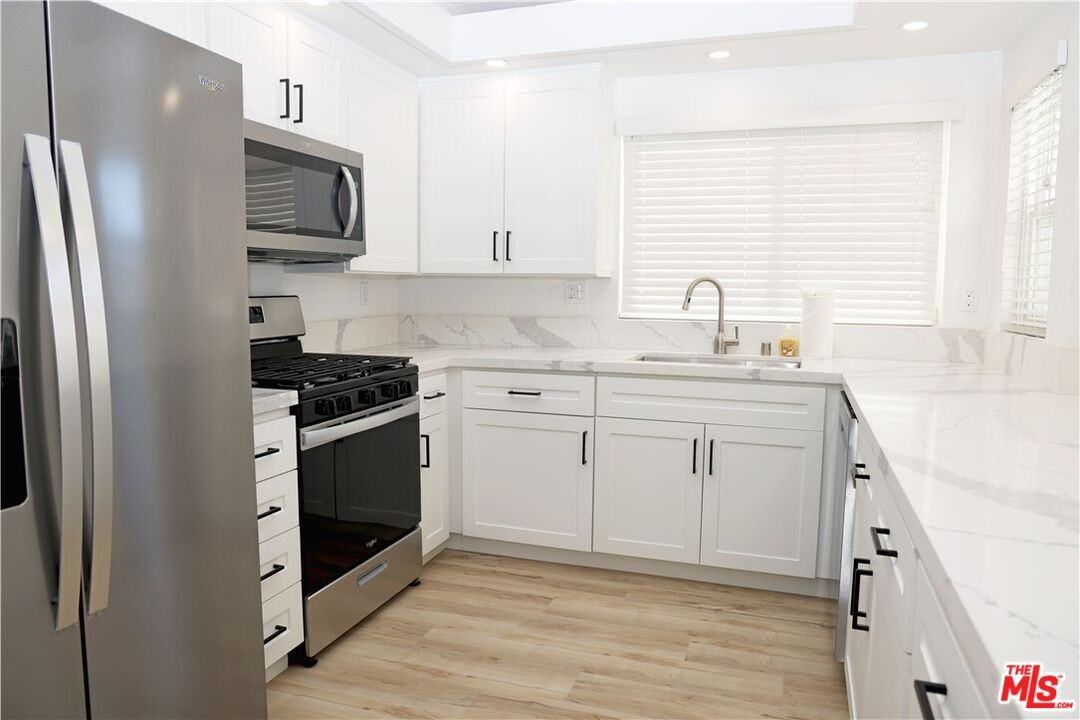 504 35th St - Photo 3 of 8
