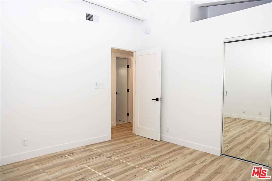 504 35th St - Photo 4 of 8