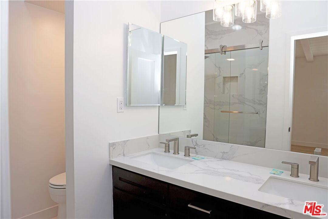 504 35th St - Photo 5 of 8
