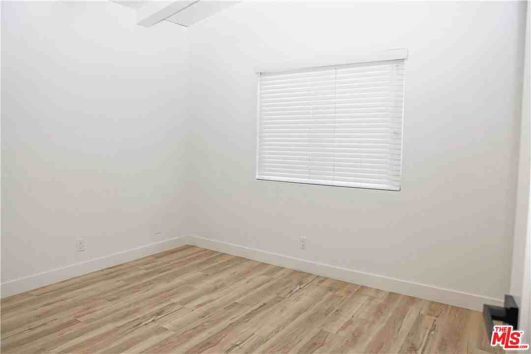 504 35th St - Photo 6 of 8