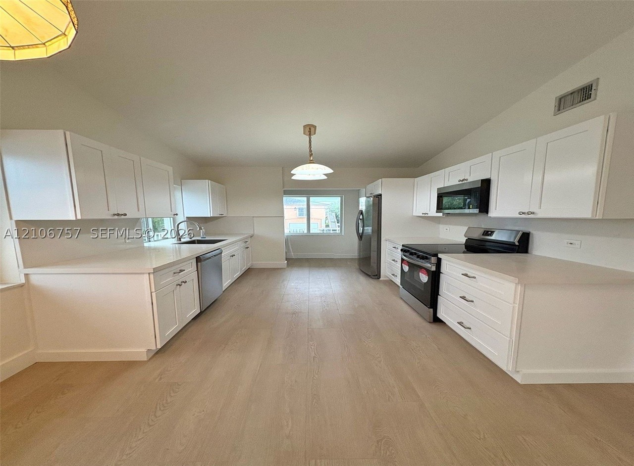 136 Marina Ave #EAST - Photo 3 of 13
