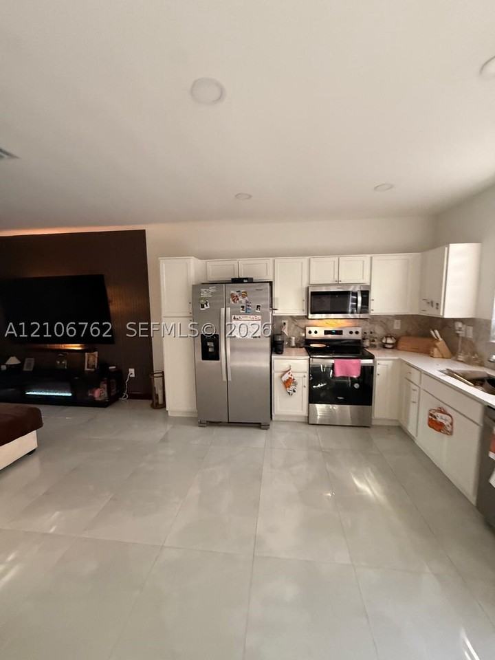 1317 Ne 3rd Ave #1317 - Photo 6 of 26