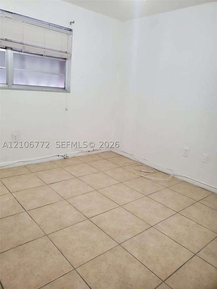 1644 Nw 1st St #5 - Photo 3 of 12