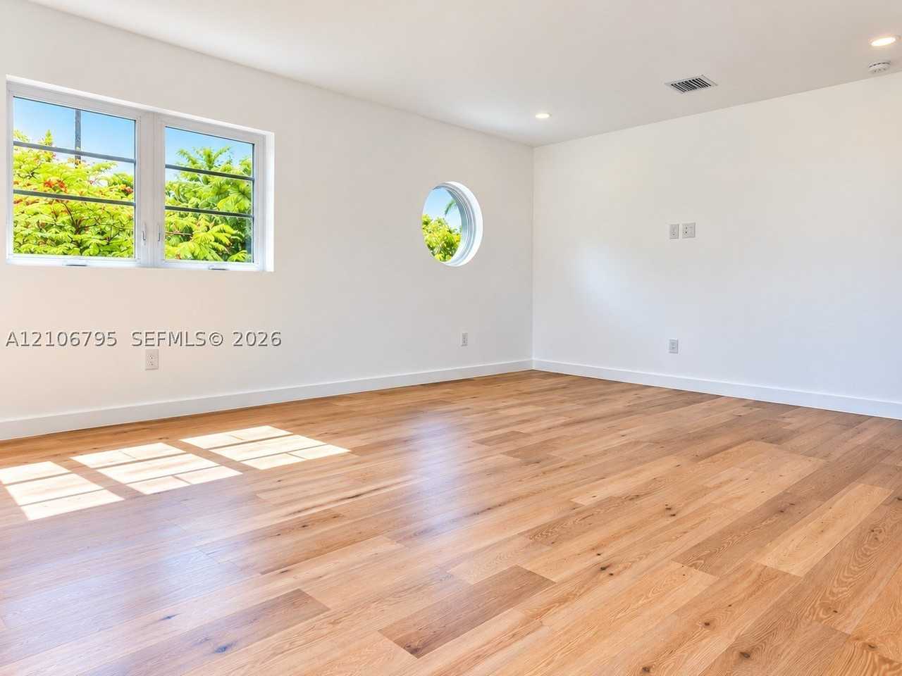 126 Ne 43rd St #2 - Photo 4 of 17