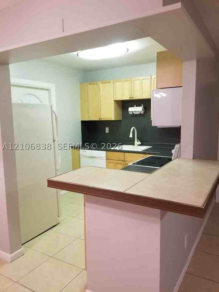 207 Ne 16th St #1 - Photo 4 of 10