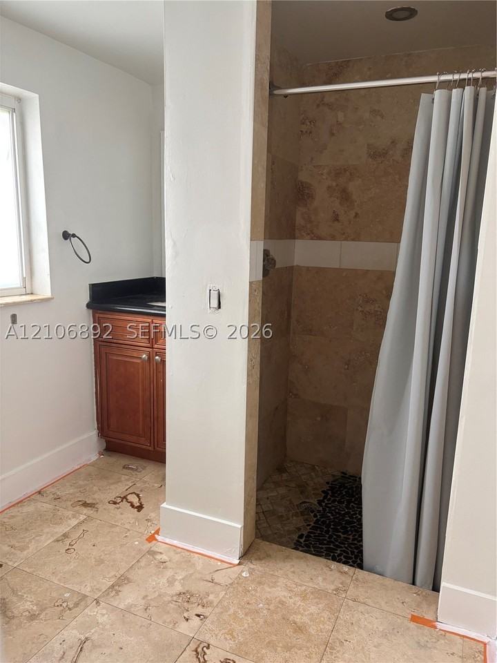 1322 N 31st Rd - Photo 4 of 6