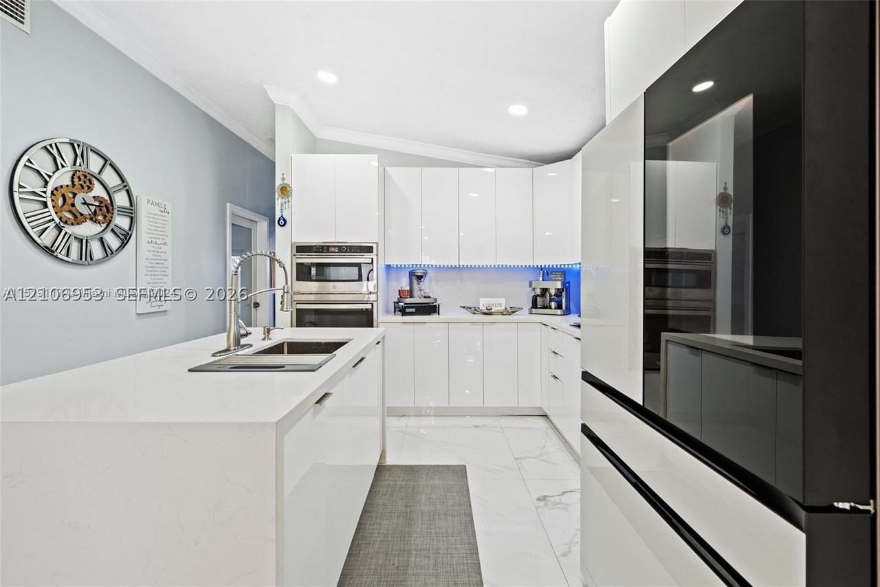 8765 Nw 111th Ter - Photo 5 of 18