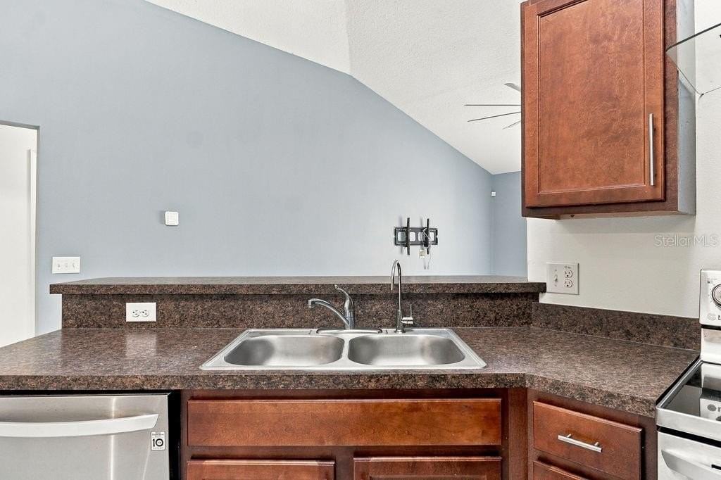 2419 Beach Ave - Photo 5 of 30