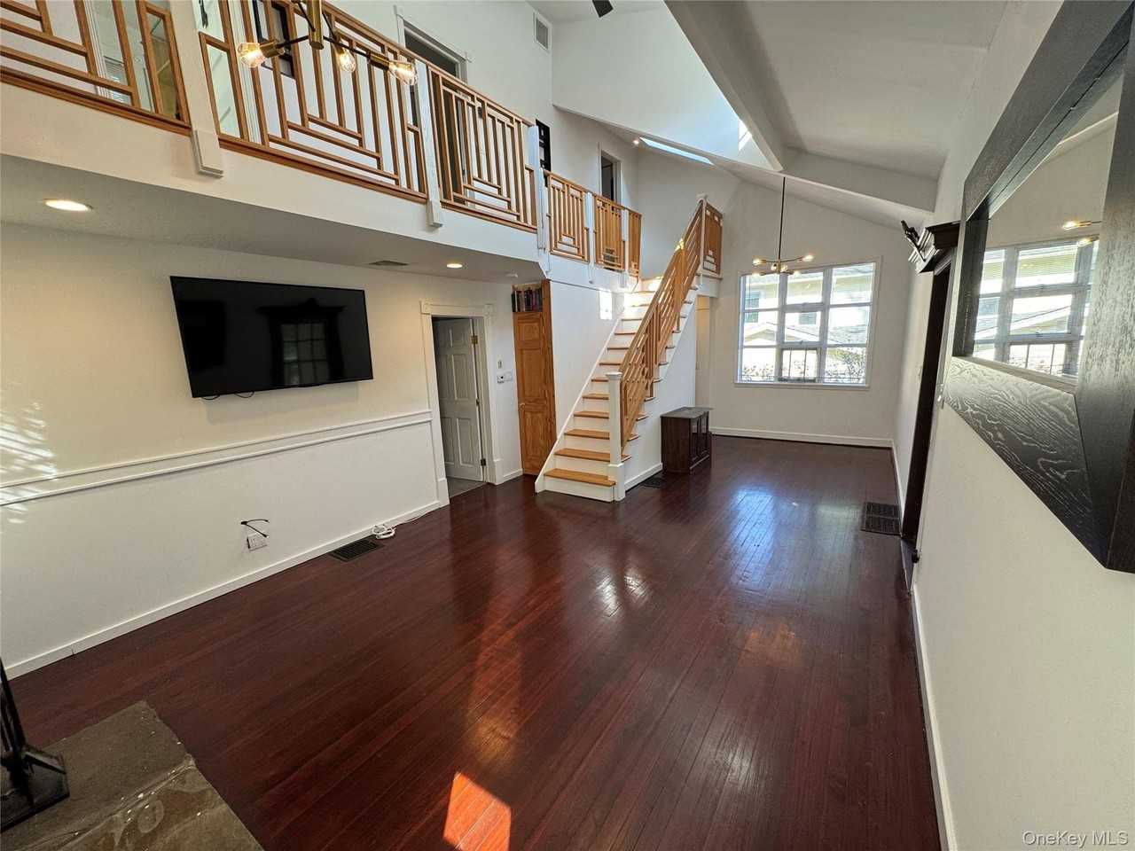 7 Warner Ave - Photo 3 of 10