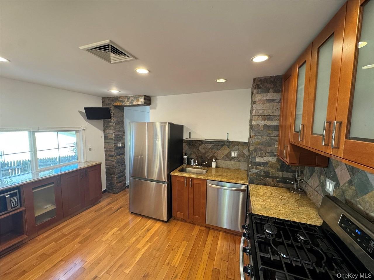 7 Warner Ave - Photo 4 of 10