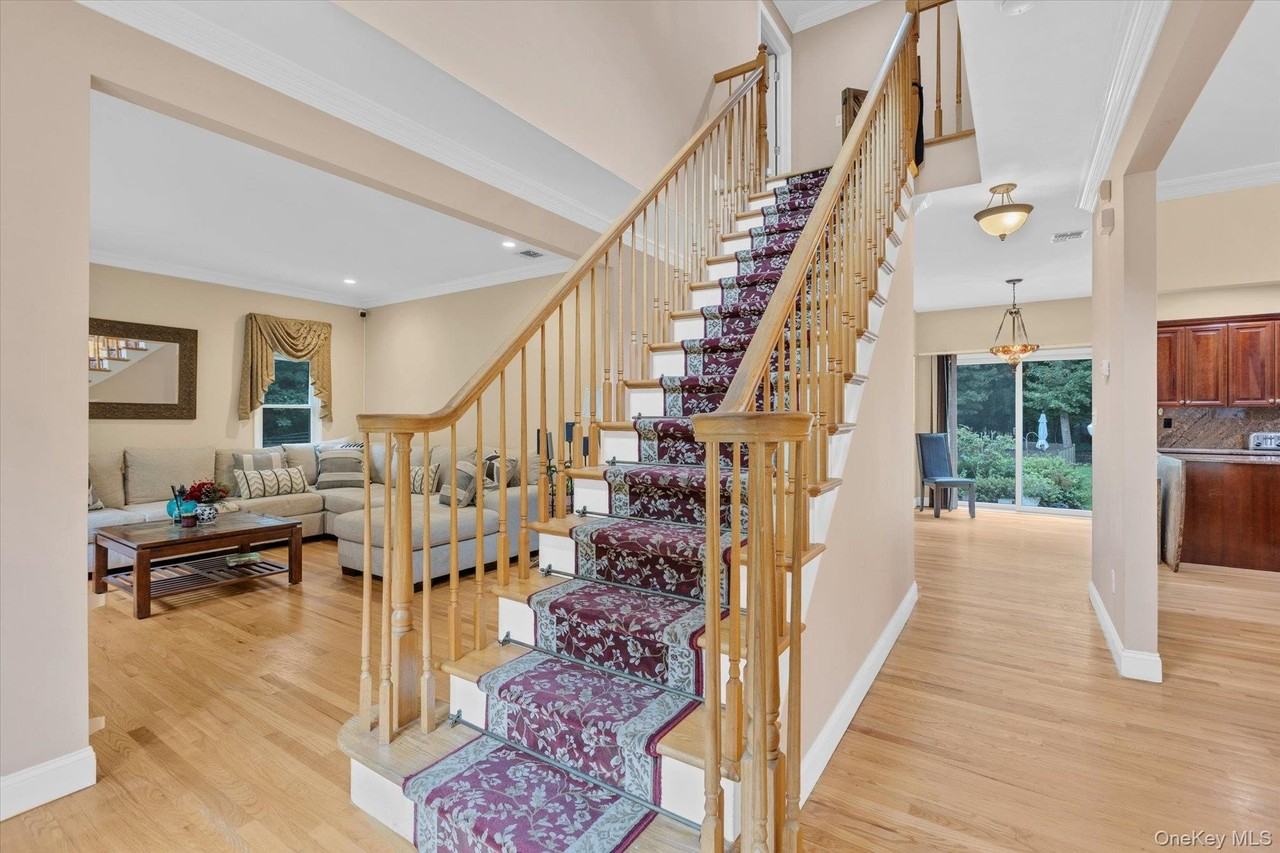 25 Pashen Pl - Photo 3 of 28