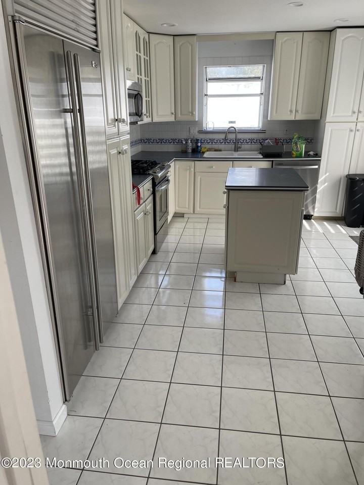 8 Dwight Dr - Photo 5 of 15