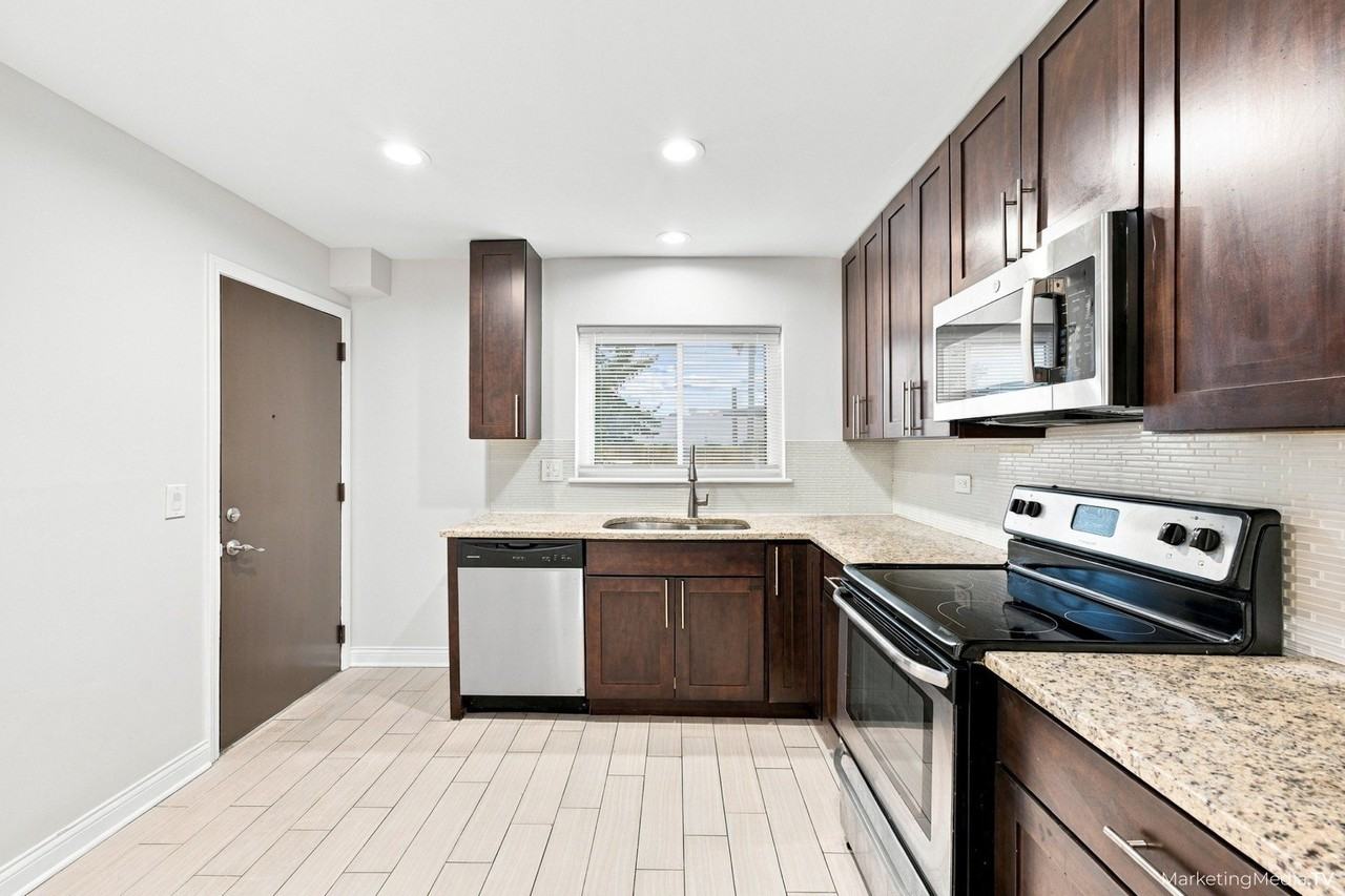 400 E Kensington Rd #B - Photo 6 of 31