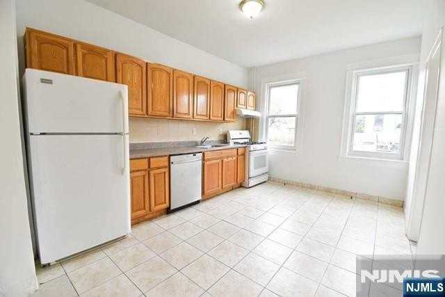 243 Washington Pl #1stFL - Photo 3 of 8