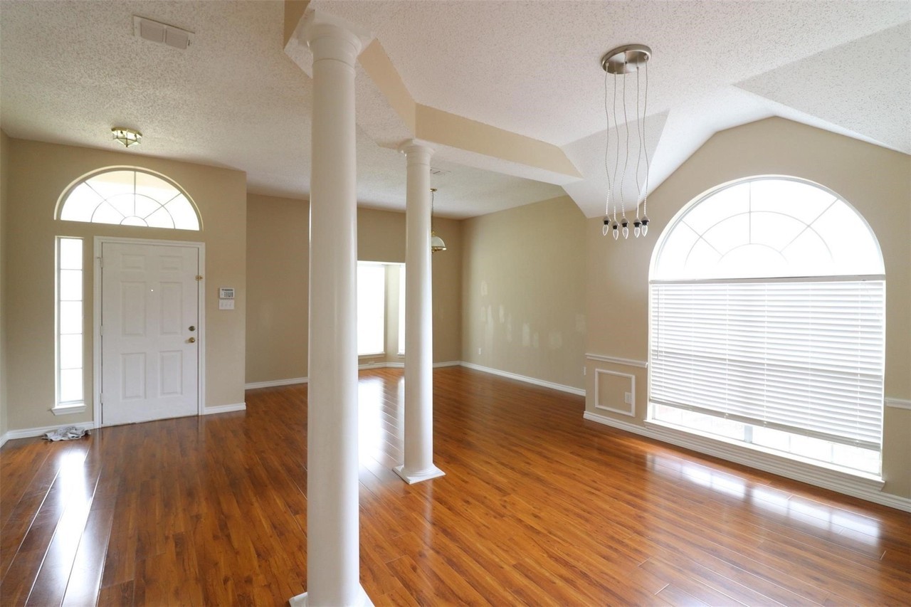 2222 Edinburgh Way - Photo 4 of 20