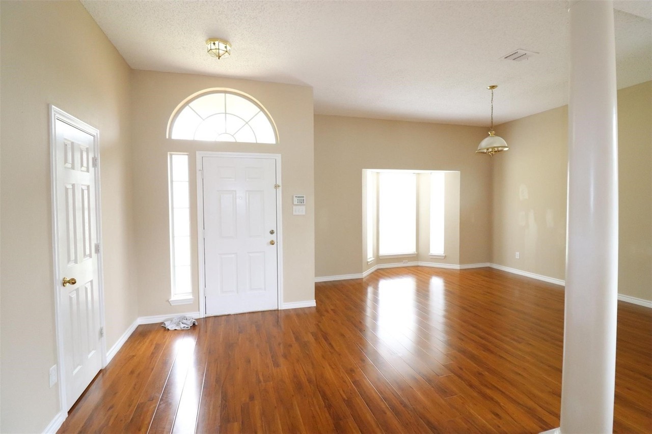 2222 Edinburgh Way - Photo 5 of 20