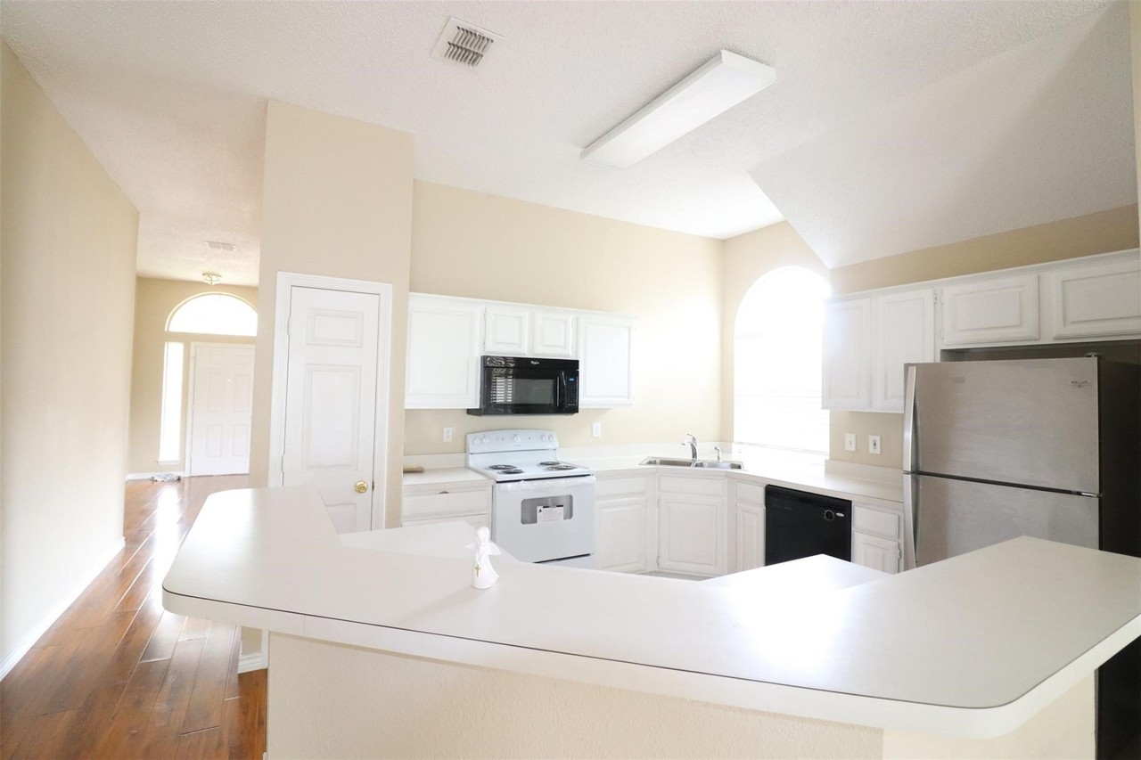 2222 Edinburgh Way - Photo 6 of 20