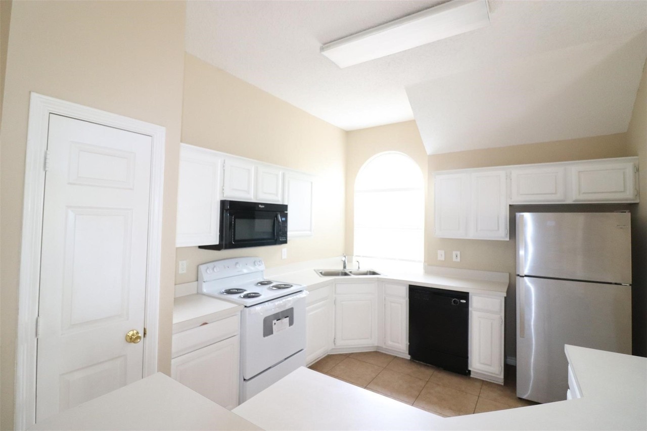2222 Edinburgh Way - Photo 7 of 20