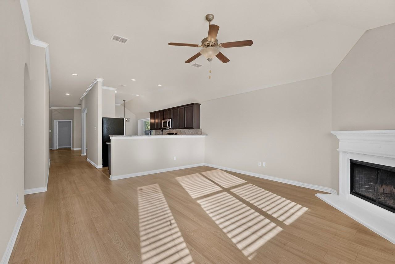 1305 Hearthstone Dr - Photo 4 of 38