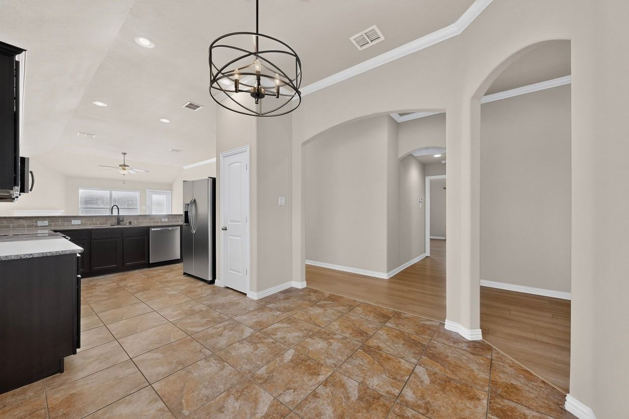 1305 Hearthstone Dr - Photo 6 of 38
