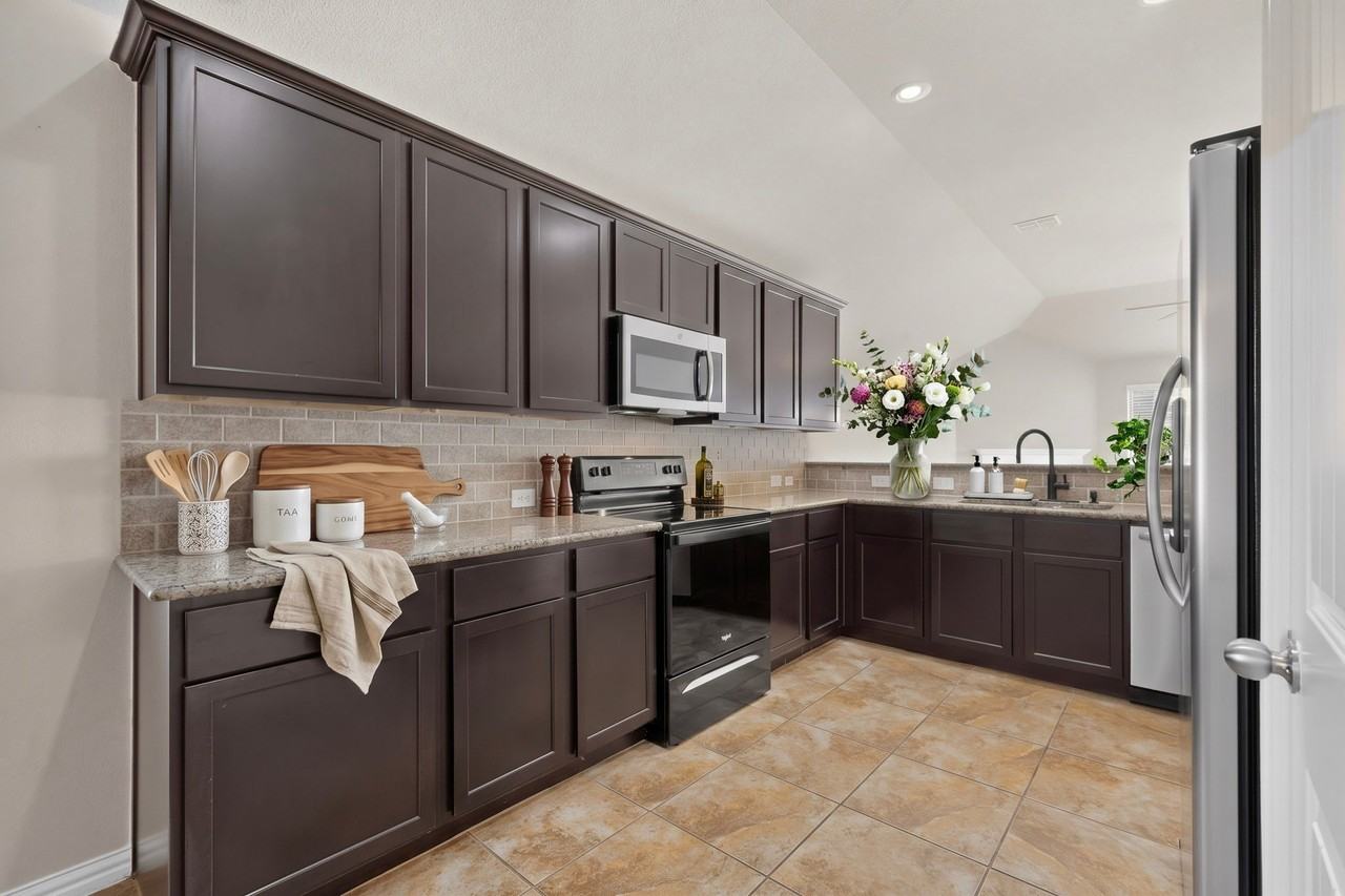 1305 Hearthstone Dr - Photo 7 of 38