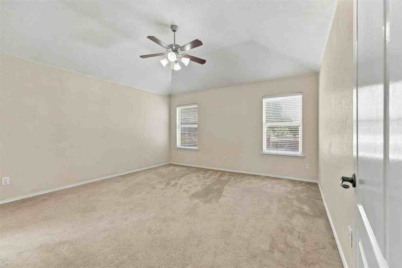 6050 Park View Dr - Photo 3 of 20