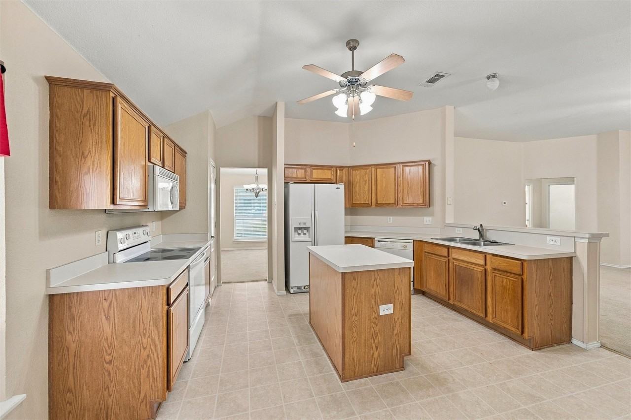 6050 Park View Dr - Photo 4 of 20