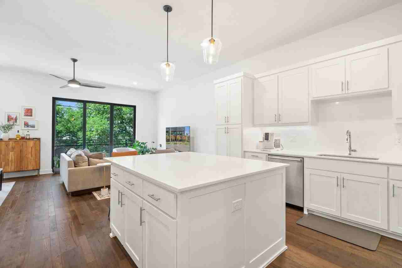 160 W Canty St #203 - Photo 4 of 22