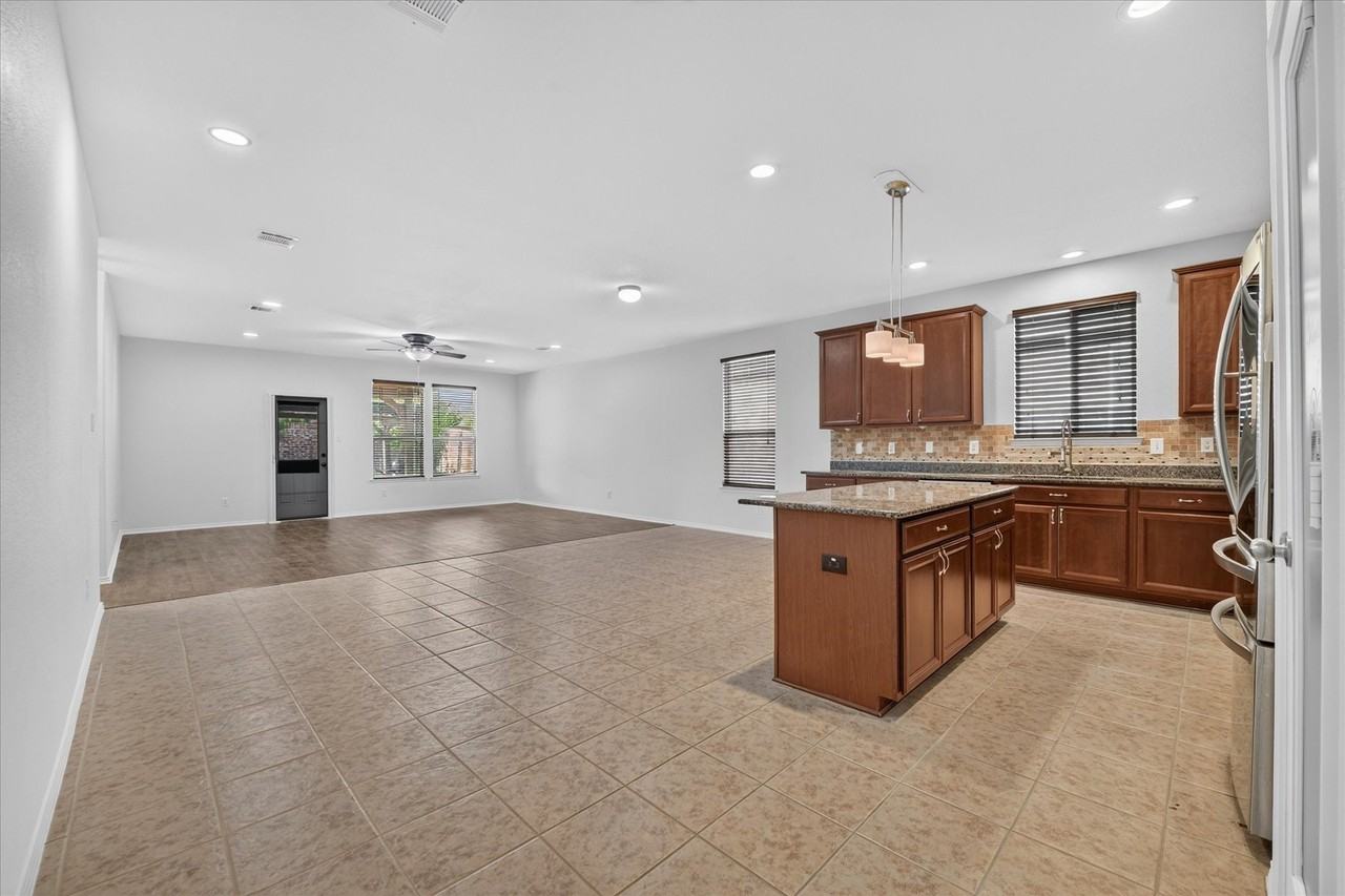 2233 Buelingo Ln - Photo 3 of 36