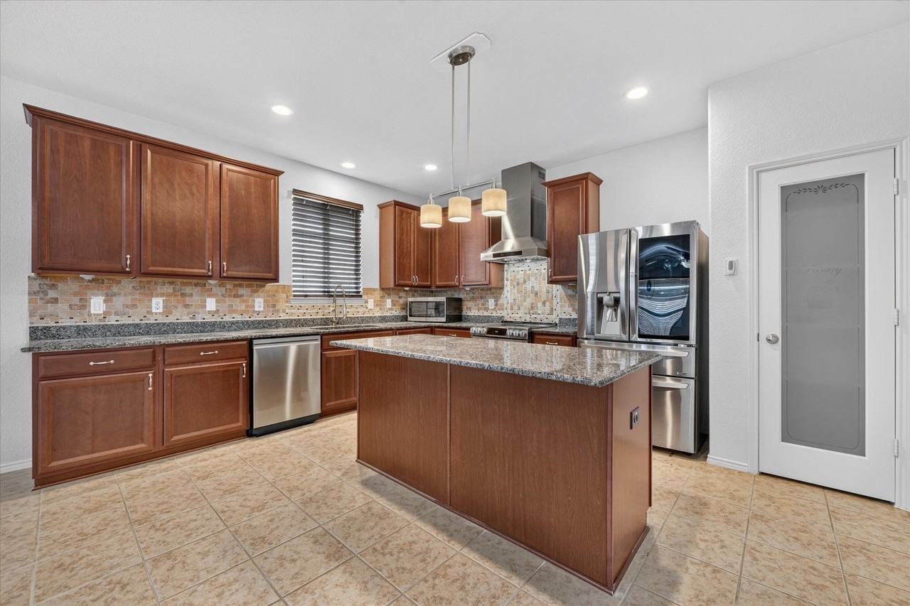 2233 Buelingo Ln - Photo 4 of 36
