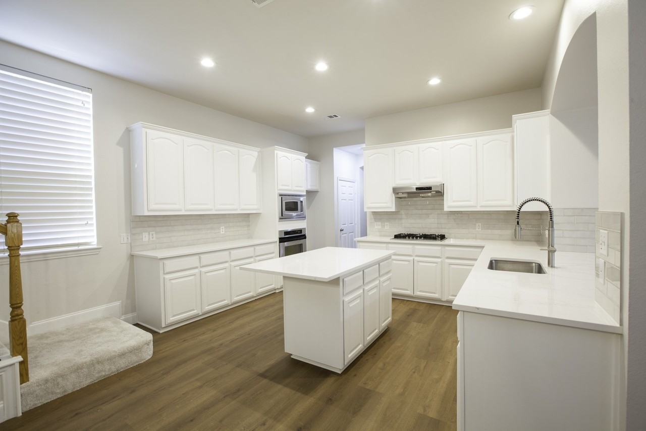 6976 Valley Brook Dr - Photo 7 of 40