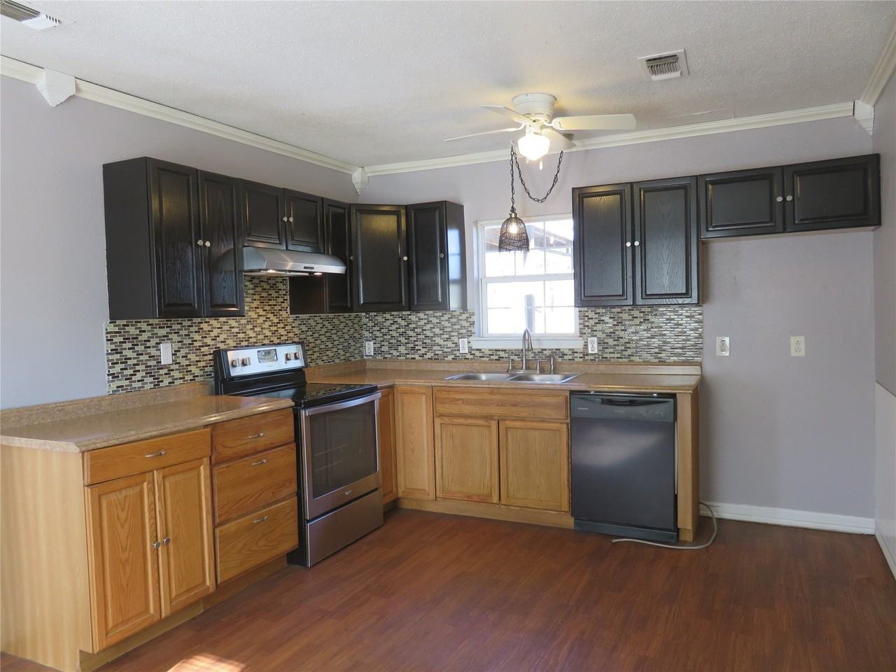 2513 W Walker St - Photo 7 of 35