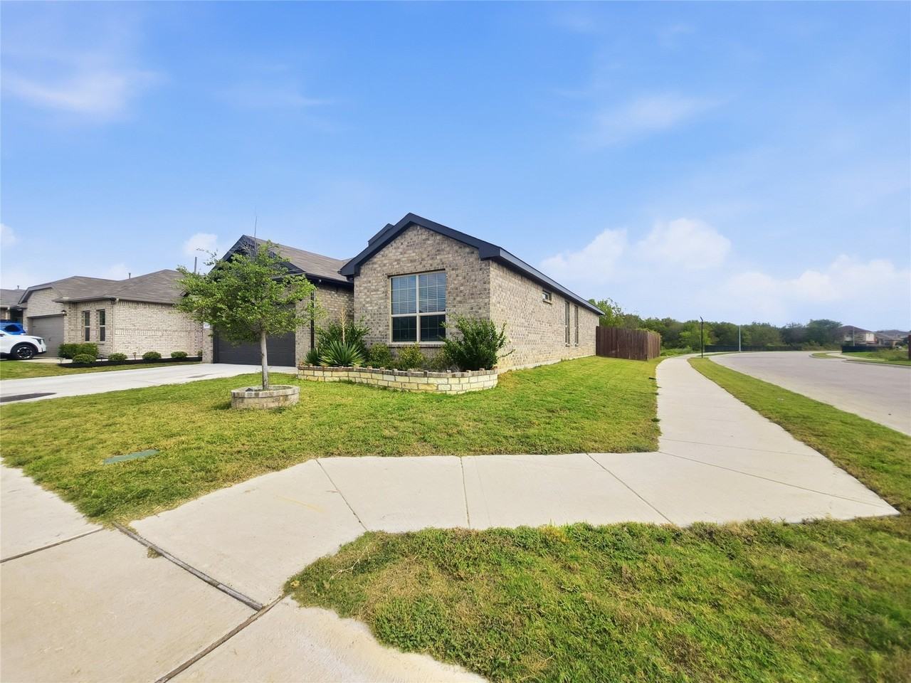 8500 Berry Crest St - Photo 2 of 25
