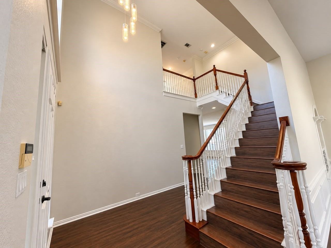 1920 Hillcroft Dr - Photo 2 of 20