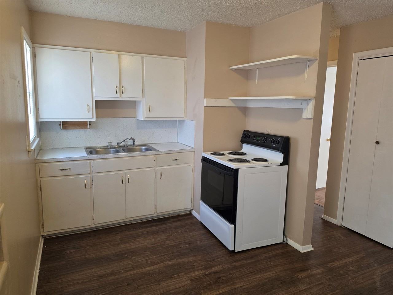 2909 S 27th St - Photo 3 of 10