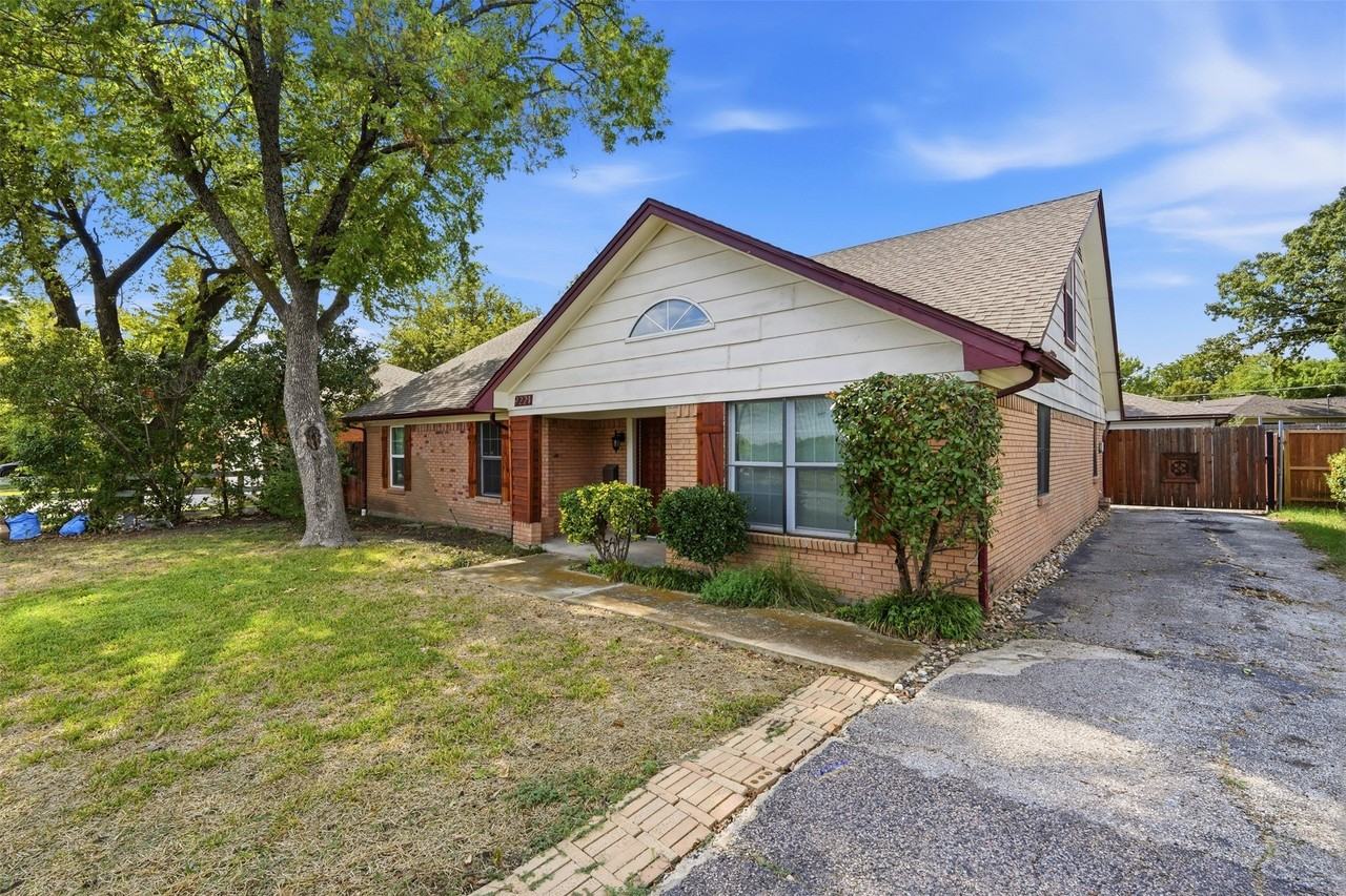 9221 Plano Rd - Photo 2 of 23