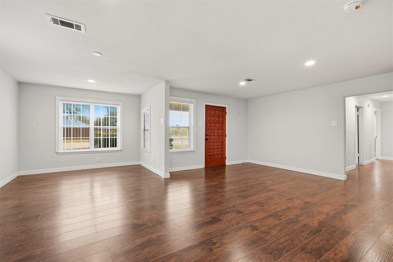 9221 Plano Rd - Photo 4 of 23