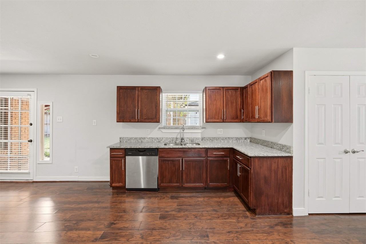 9221 Plano Rd - Photo 6 of 23