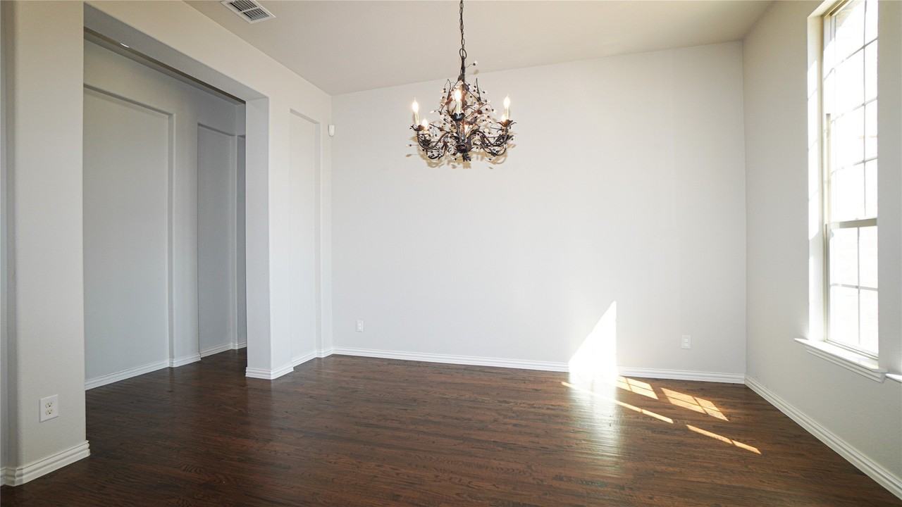 790 York Dr - Photo 4 of 37